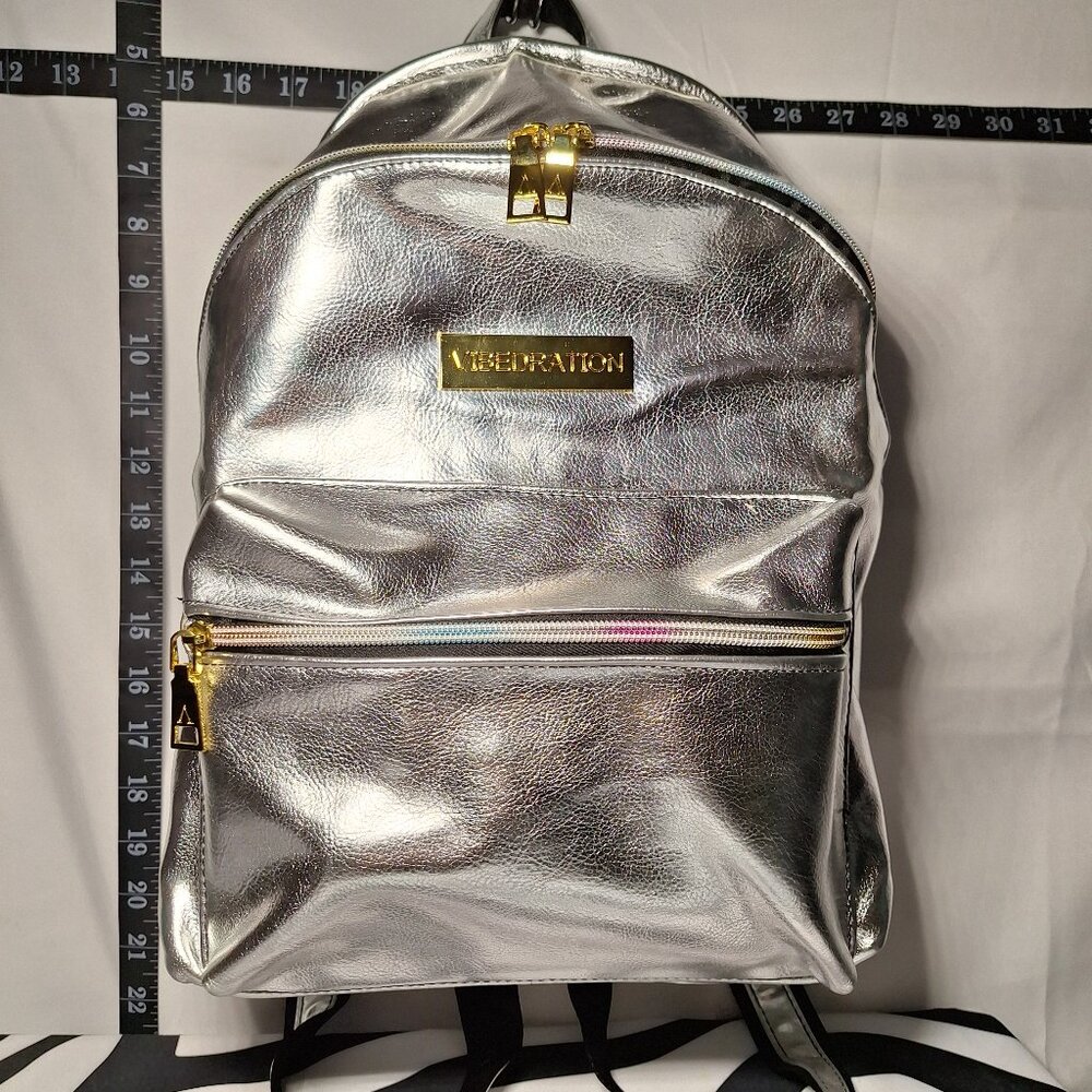 Vibedration Hydration Backpack w/o bladder Silver w/ drawstring bag